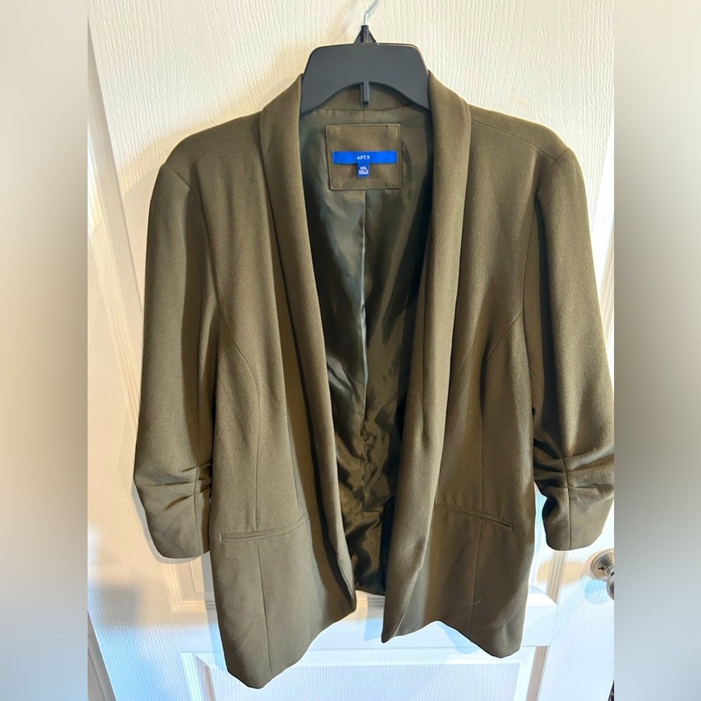 Women’s Olive Green dress blazer 3/4 length sleeve. Apt 9